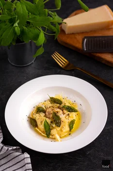 Raviolo con uovo – rubaszny pieróg z płynnym żółtkiem i ricottą - food²