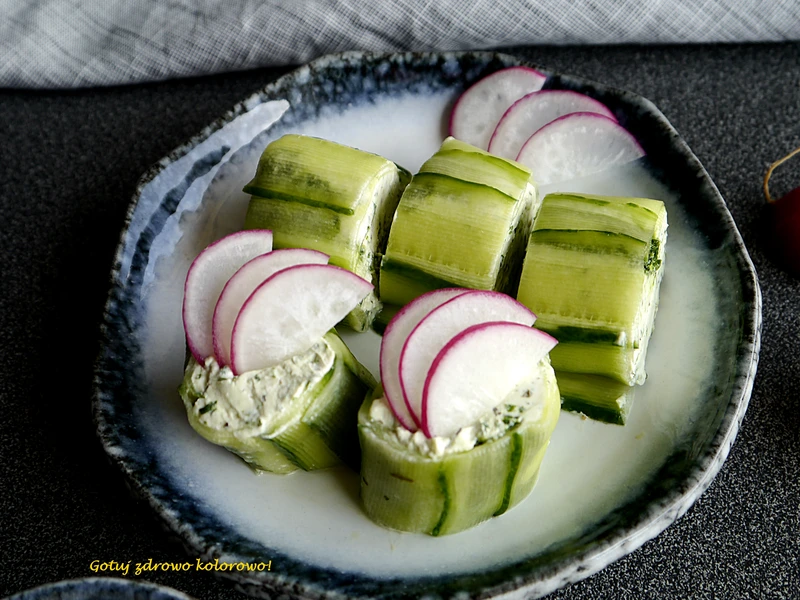 Sushi z ogórka z serkiem labneh i czosnkiem niedźwiedzim