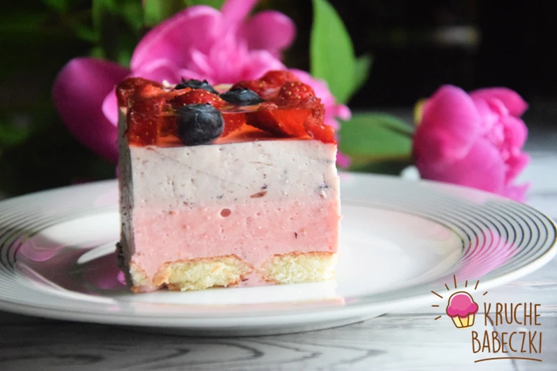 CIASTO NA JOGURTACH GRECKICH BEZ PIECZENIA Z TRUSKAWKAMI I BORÓWKAMI