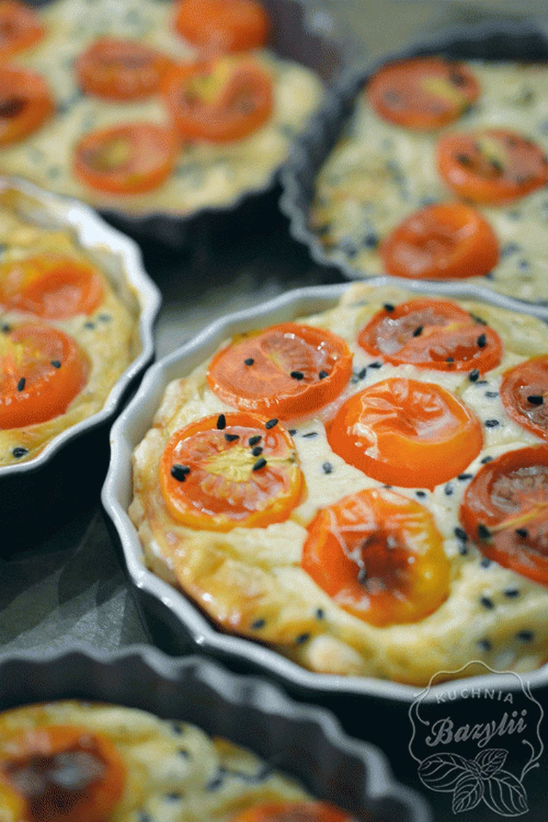 Łatwe mini tarty z pomidorkami, serem feta i czarnuszką