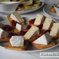 Camembert na krakersach z żurawiną