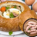 Biała kiełbasa w żurku – jak ją przygotować, żeby nie była gumowata?