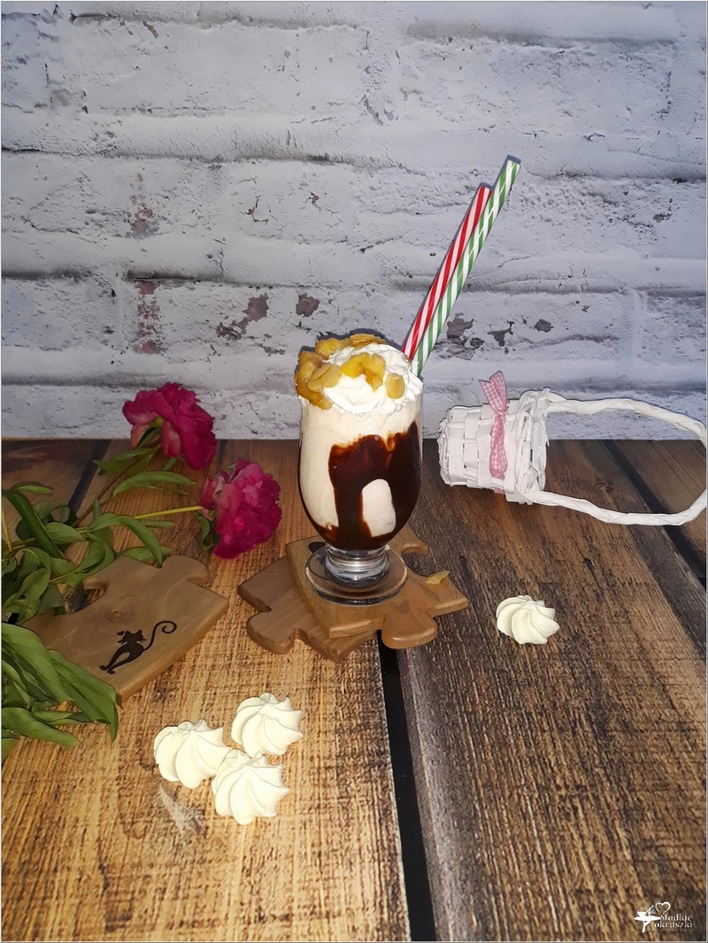 Deserowy shake z miodowym bananem i migdałami
