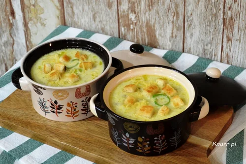 Zupa porowa z serkiem topionym i grzankami