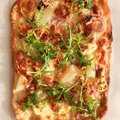 Pizza z gruszką i rukolą