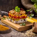 Sałatka warstwowa z ryżem, kurczakiem curry i owocami