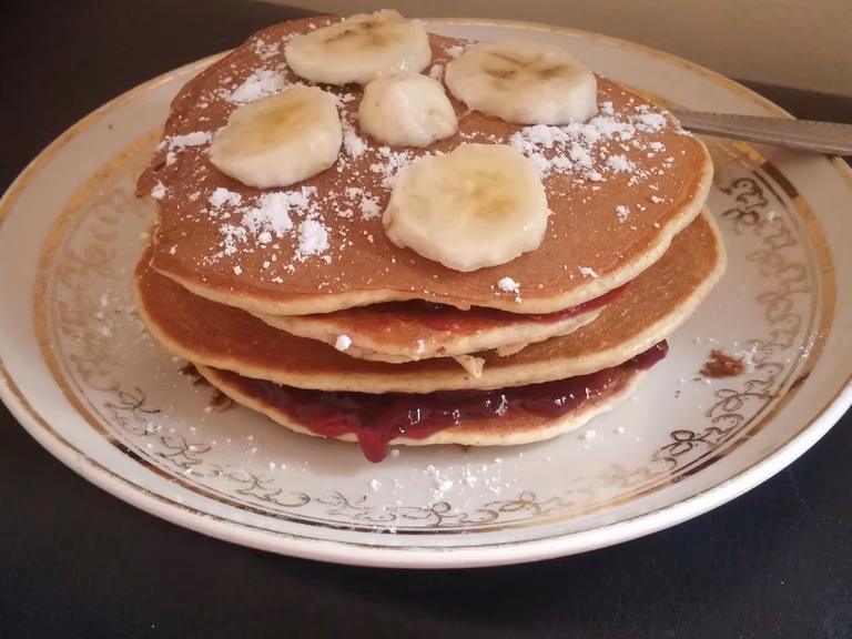 Pancakes z bananami i dżemem