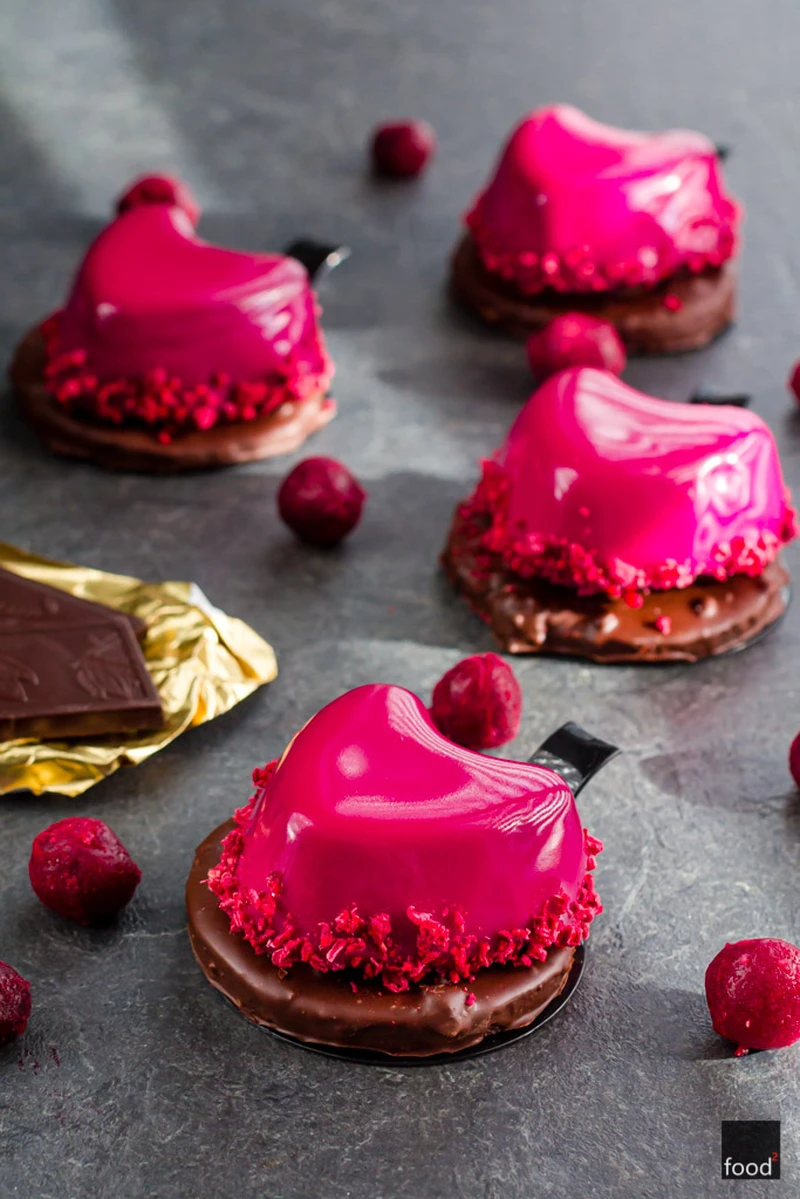 Entremets z musem czekoladowym i wiśniami na spodzie brownie - food²