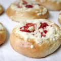 DROŻDŻÓWKI Z OWOCAMI (TRUSKAWKAMI, JAGODAMI)