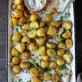 Pieczone ziemniaczki z czosnkiem i sosem koperkowym