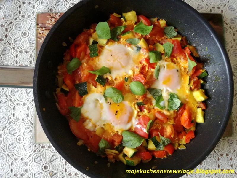 Szakszuka z cukinią i papryką - 297 kcal
