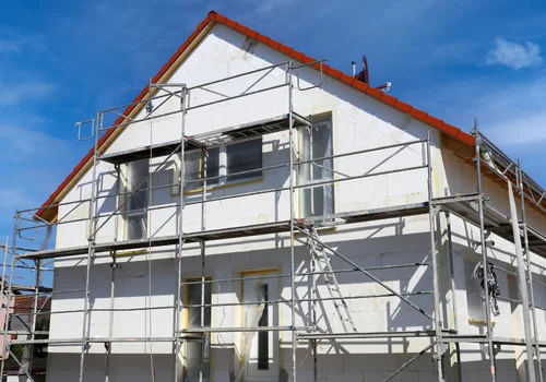 Właściciele domów muszą szykować się obowiązkowe ocieplenie i wymianę okien?! Będzie też zakaz pieców na gaz i węgiel