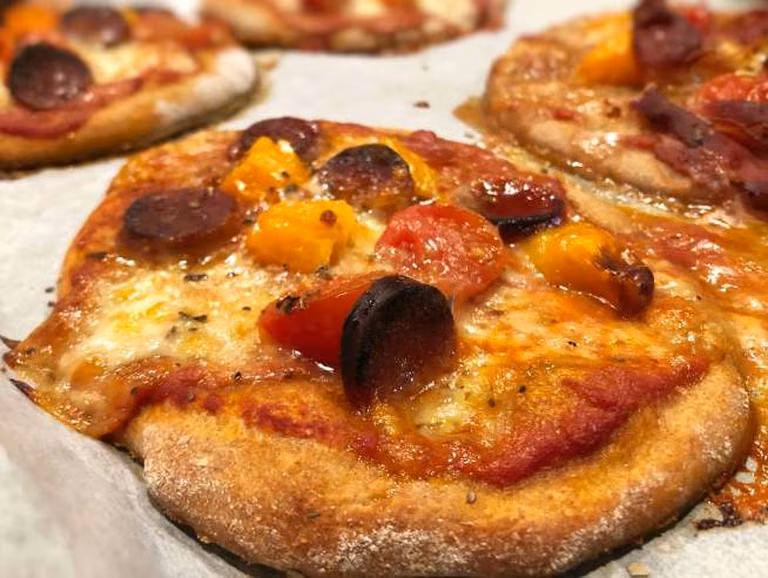 CZWARTEK: SZYBKIE MINI PIZZE Z MĄKI PEŁNOZIARNISTEJ