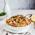 Frytki z batatów z sosem tahini i granatem
