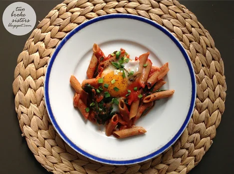 Shakshuka z makaronem i szpinakiem
