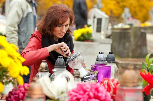 W zeszłym roku ciotka Bożena znów przyniosła znicz za stówę, a ja miałam zwykły z Biedronki! ‘To już nie pamięć, to wyścig’ – pisze Monika [LIST]”