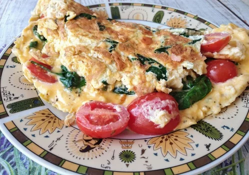 Omlet ze szpinakiem, żółtym serem i pomidorami- najlepszy na śniadanie