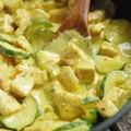 Kurczak z cukinią w jogurtowym sosie curry