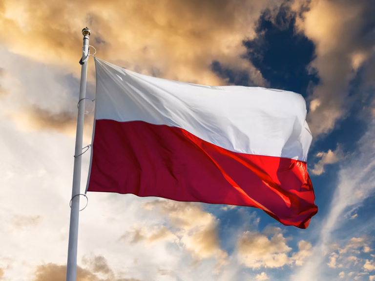 Chcieli zmienić hymn i godło Polski! Ustawa trafi do kosza?
