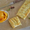 Ciasto francuskie z brzoskwiniami