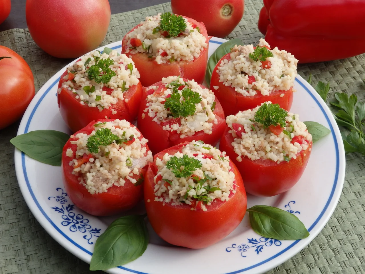 Pomidory faszerowane kuskusem i tuńczykiem