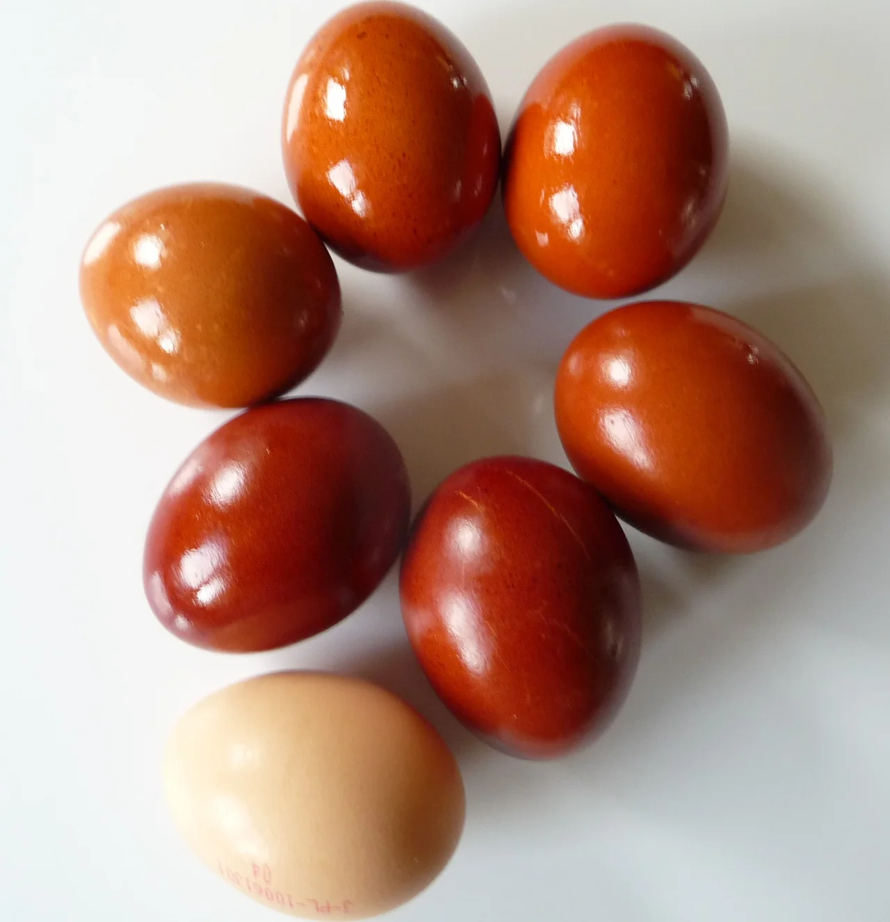 babciny sposób na barwienie jajek - gotowanie w łupinach cebuli