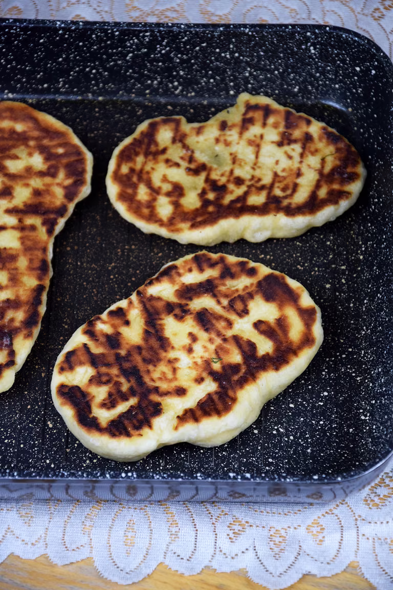 CHLEBKI NAAN Z PATELNI