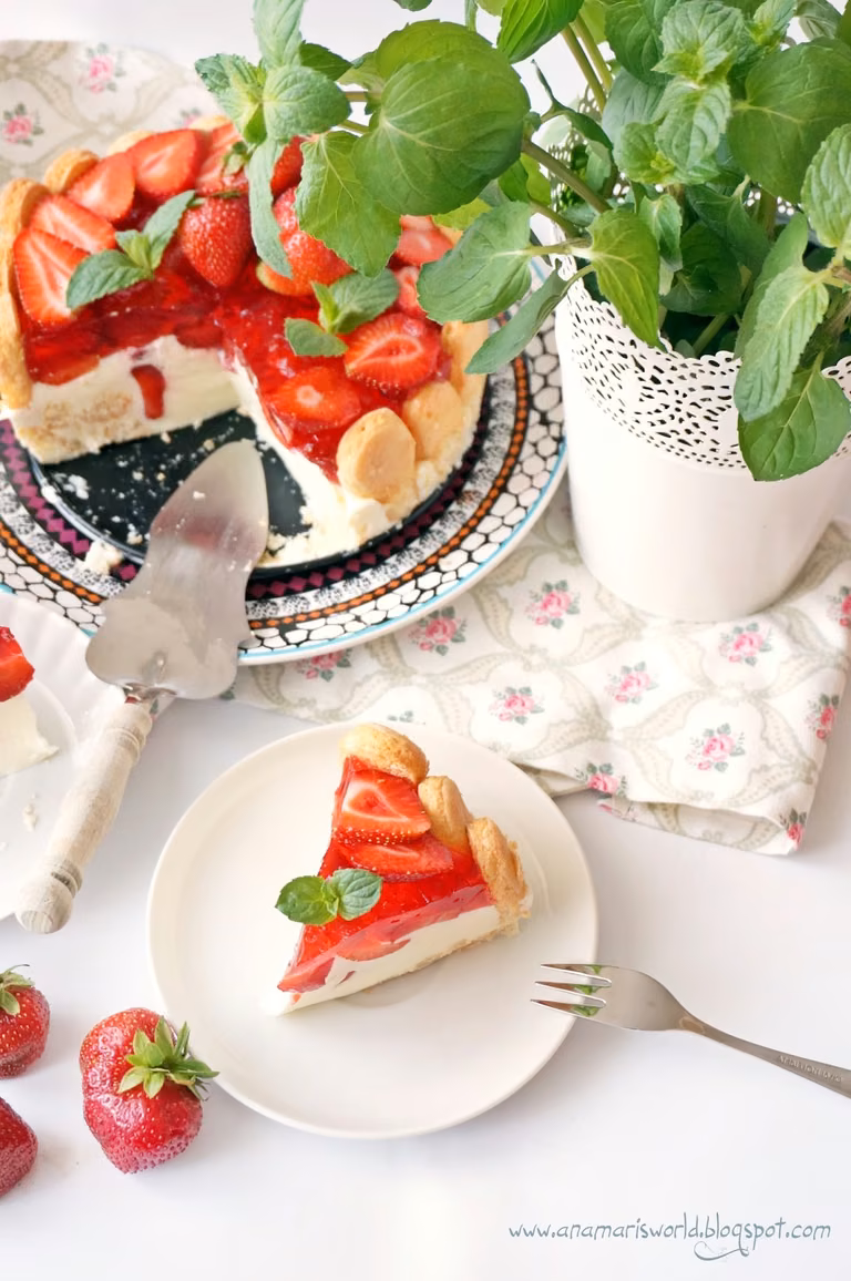 Prosty tort jogurtowy z truskawkami (bez pieczenia)