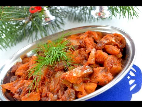 Śledzie w pomidorach z cebulą i rodzynkami