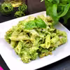 MAKARON Z PESTO BROKUŁOWO-PIETRUSZKOWYM I ŁOSOSIEM