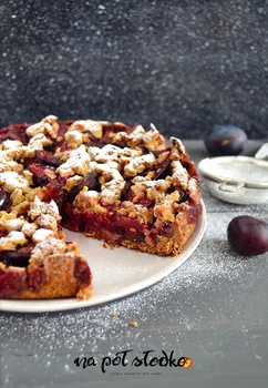 Owsiana tarta ze śliwkami bez cukru, mleka i glutenu