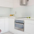 Lubisz biel i czystość w kuchni ? Koniecznie zobacz kuchnię w stylu białego laboratorium.