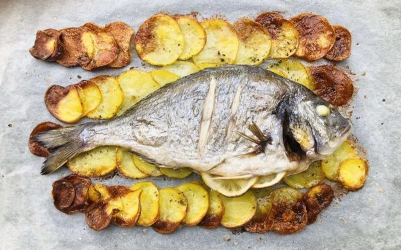 Pieczona dorada na ziemniaczanych czipsach