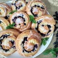 Drożdżówki z twarogiem, jagodami i miętowym lukrem