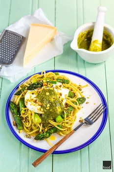Spaghetti z pistacjowym pesto, szparagami i burratą