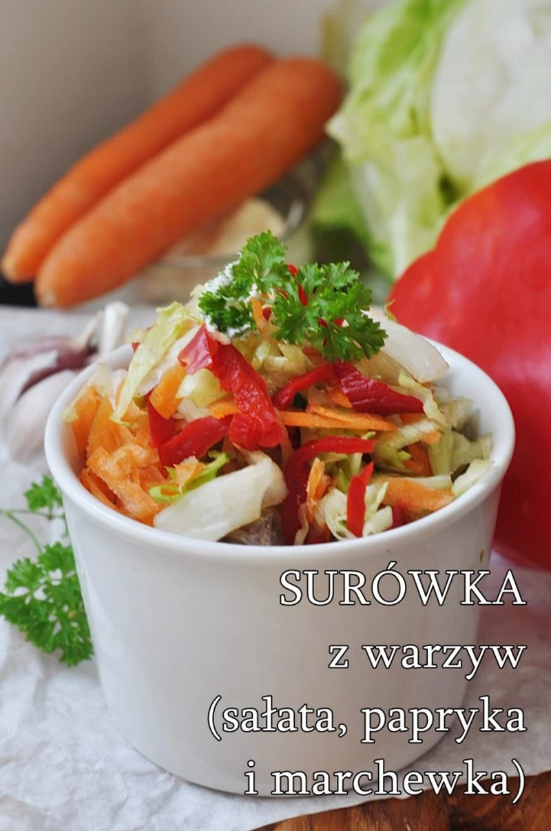 Surówka z warzyw (sałata, marchewka i papryka)