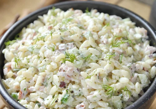 Sałatka z makaronem orzo, wędzonym kurczakiem i ogórkami małosolnymi