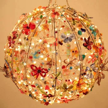 Piękna lampa w motyle
