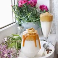 Dalgona coffee z lodami i solonym karmelem
