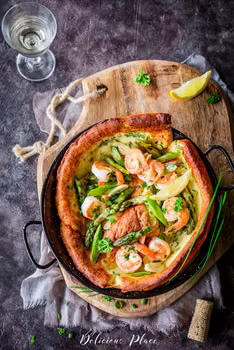 Wytrawny dutch baby z krewetkami i szparagami