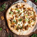 Pizza z sosem beszamelowym i kurkami