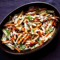 Frytki z marchewki, selera i pietruszki w sosie czosnkowym z tahini