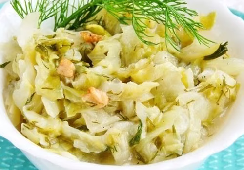 młoda kapusta ze skwarkami