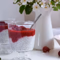 Jogurtowy pudding chia z malinami