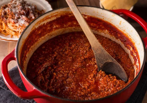 Mięso do spaghetti może być jeszcze bardziej soczyste – zrób to przed smażeniem!