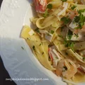 MAKARON Z KREWETKAMI I PALUSZKAMI SURIMI