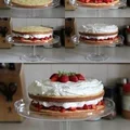 Tort z truskawkami i bitą śmietaną