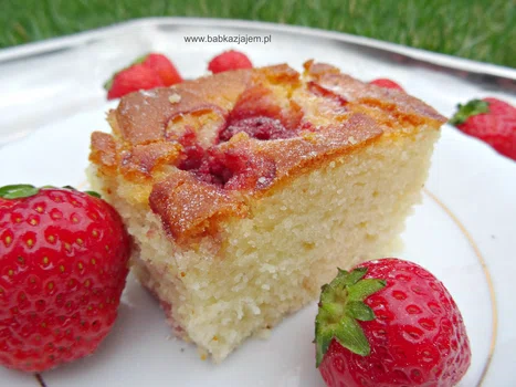 Proste ciasto na maślance z truskawkami