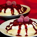 Mini Pavlova z mascarpone i frużeliną malinową