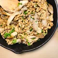 CZWARTEK: STIR FRY Z MIELONGO INDYKA I BOCZNIAKÓW